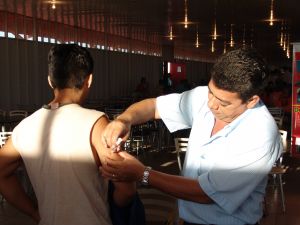 Secretrio de Sade Juvenaldo vacinando os trabalhadores