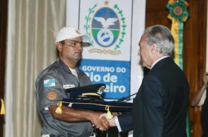 Sargento Alves recebe a insgnia do presidente da Repblica em exerccio, exerccio, Michel Temer 