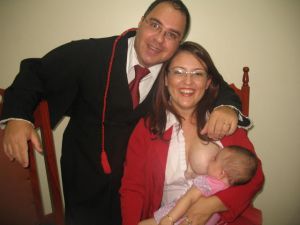 Promotor, Izonildo Gonalves de Assuno Jnior e Renatta Silva Venturini amamentando a filha