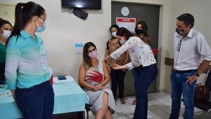 Mdica sendo imunizado com a vacina Coronavac