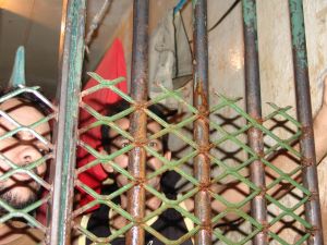 Celas da cadeia pblica de Costa Rica super lotadas
