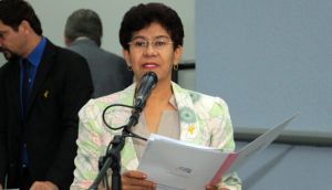 vereadora Cida Amaral durante discurso na Cmara