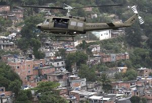 Helicptero da polcia sobrevoa favela da Rocinha aps a ocupao neste domingo 