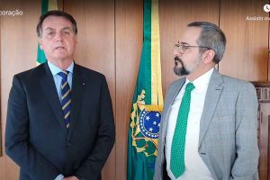 Jair Bolsonaro ao lado do agora ex-ministro da Educao Abraham Weintraub