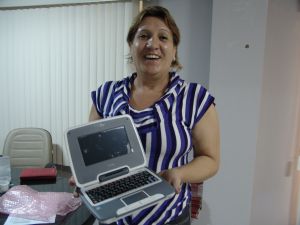 A secretria Marilete mostrado o pequeno computador 