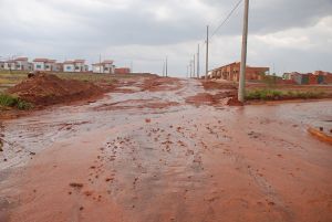 Rua Maria Eugenia Menezes parte sem asfalto dentro do loteamento