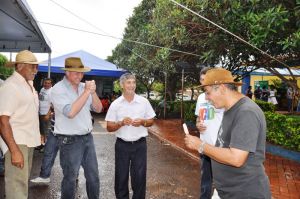 Prefeito Baird,vice Biri  conversando com moradores do bairro