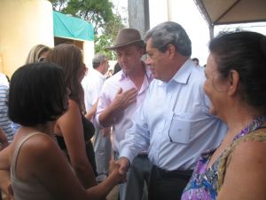 Governador, prefeito Baird comprimentando a populao