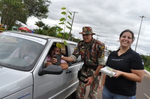 Jaqueline Policial De Paula entregando a planta para o ex secretrio de Sade Jovenaldo 