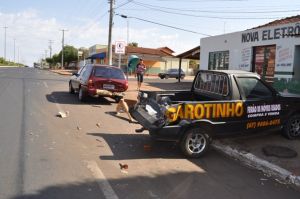 Veiculos danificados pela batida