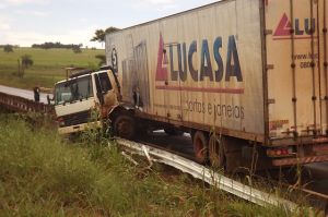 Caminho na cabeceira da ponte