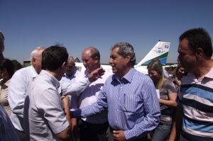 Governador Andr sendo recpciondo pelo prefeito Baird no aeroporto
