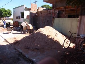 Materiais de construo amontoado nas caladas