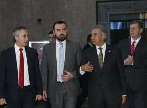 Cubas ao lado do governador Reinaldo Azambuja