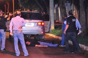 De bon e camiseta azul, o policial federal participa da reconstituio do crime; polcia ainda no informou se ele ser indiciado 