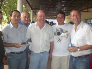 Prefeito Baird, os vereadores Ivan e Lucas ao lado do Helio durante confraternizao