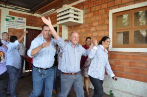 Baird, saindo do centro catequtico acampanhado da esposa Dione Baird e militantes