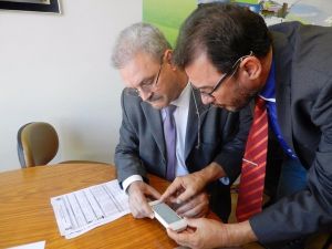 Geraldo Resende e prefeito Waldeli Rosa verificam planilha de investimentos no municpio