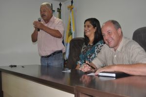 Vereador Adair, secretria Dione com prefeito Baird