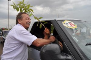 Secretrio Wilson Matheus fazendo entraga de mudas de rvore