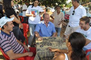 Prefeito, jogando truco com amigos