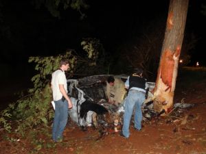 Carro pegou fogo e ficou completamente destrudo