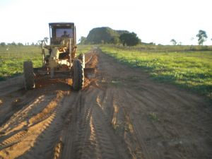 Mquina da prefeitura trabalhando em uma pista de pouso