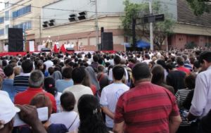 Catlicos se renem para receber a beno na missa celebrada no meio da rua no centro