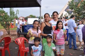 Secretria Diane Baird com as crianas do bairro