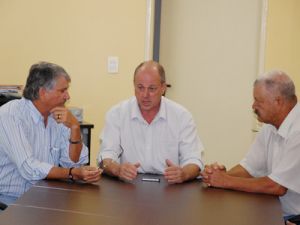 Prefeito Baird ao centro, Zeca na esquerda e o presidente da Cmara  Adair Tiago a direita  