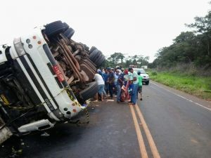 Caminho sendo saqueado na Rodovia