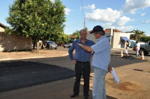 Prefeito Baird com engenheiro Sebastio fazendo vistorias nas vias que esto recebendo pavimentao